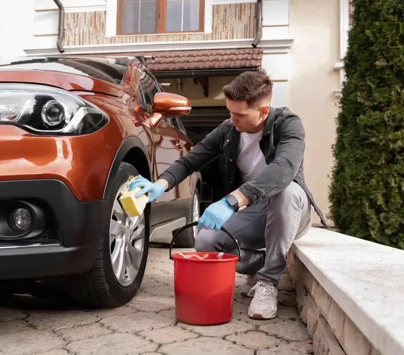 Lavage auto à domicile Guerlesquin : professionnel intervenant sur un véhicule
